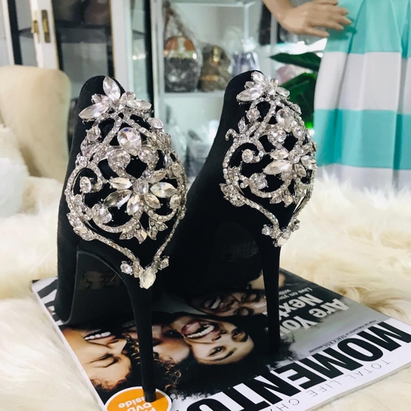 🆕️Black Detailed Faux Suede Pump Heels - Picture 4 of 4